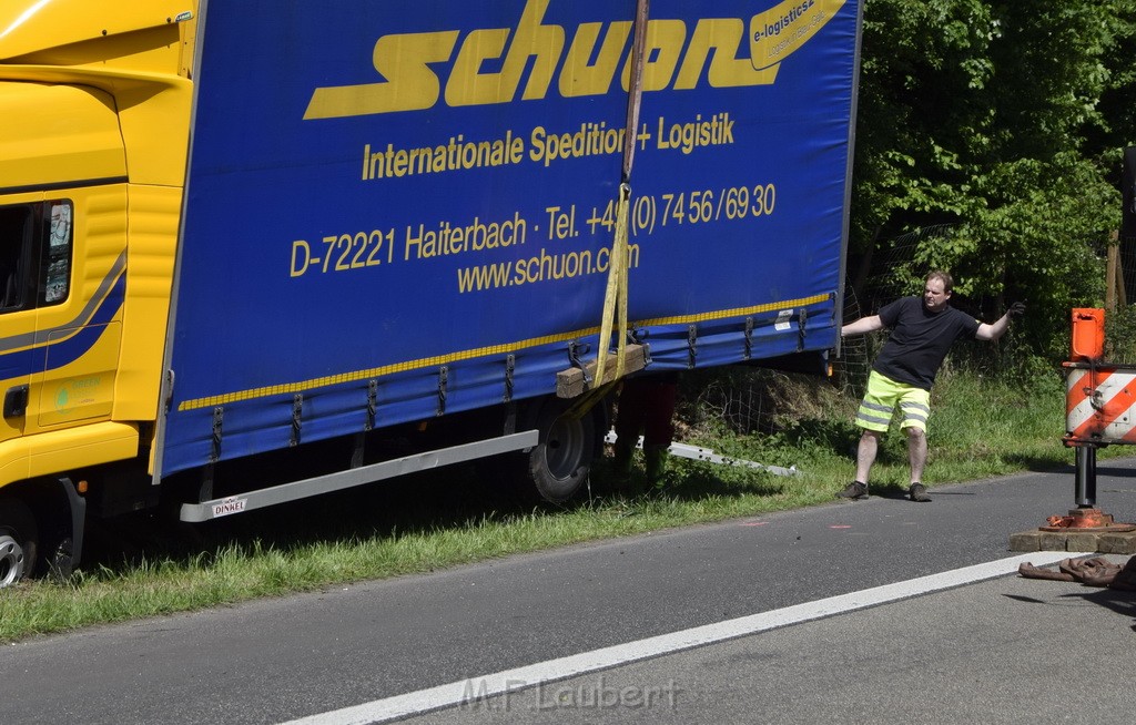 LKW in Boeschung A 3 Rich Frankfurt Hoehe Roesrath Lohmar P158.JPG - Miklos Laubert